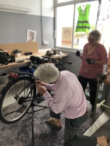 une réparation de vélo dans la maison du vélo septembre 2025