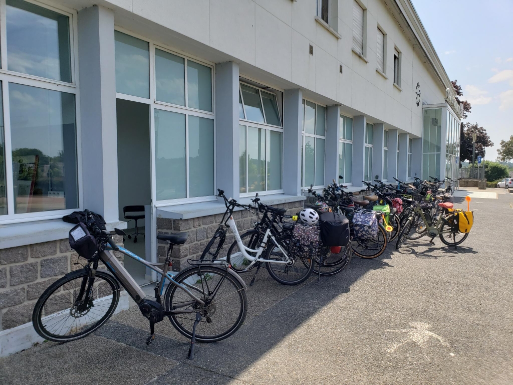 tous les vélos garés devant la maison du vélo après l'inauguration et la déambulation le long du Bd Encoignard et sa nouvelle voie verte