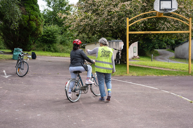 des exercices d'habileté à vélo sur la piste du Vaudon à Coutances.